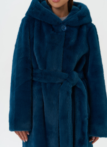 Удлиненное пальто из эко меха с капюшоном