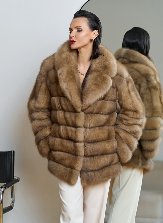Женская шуба из куницы с английским воротником Женская шуба из куницы с английским воротником