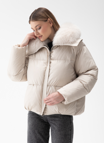 Женский пуховик с отделкой из меха песца
