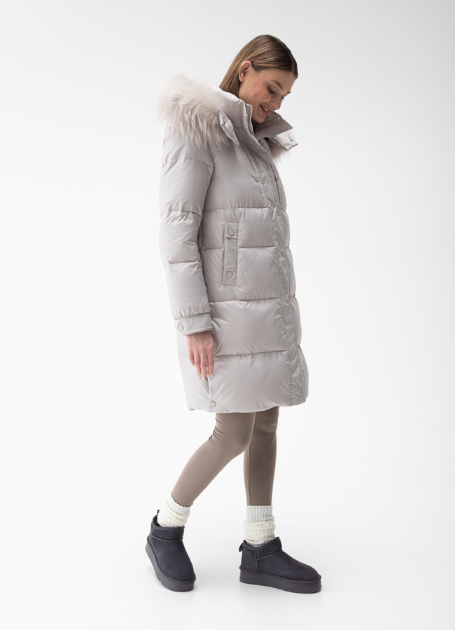 фото Женский пуховик с капюшоном из енота модель № 28880