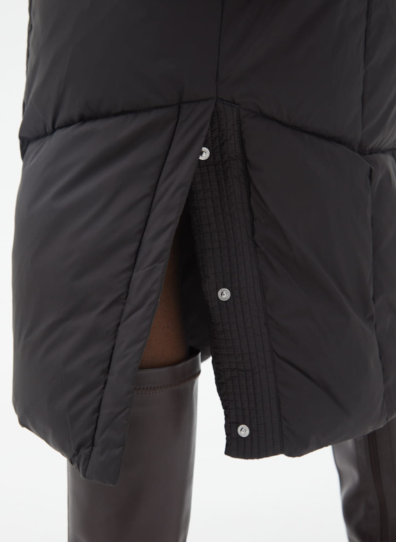 Женский пуховик с капюшоном и поясом