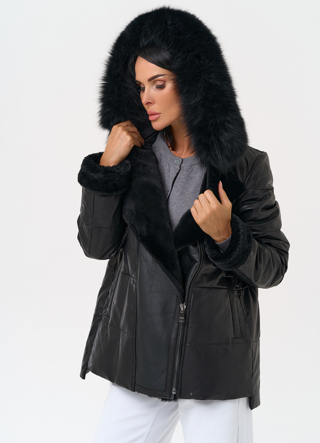 Короткий пуховик из натуральной кожи с капюшоном модель № 6402 меха малина