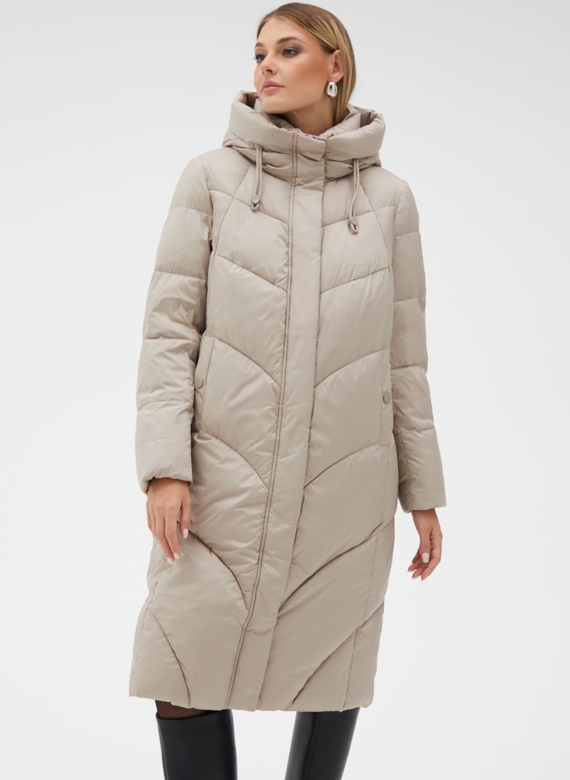 Женский пуховик бежевого цвета с капюшоном