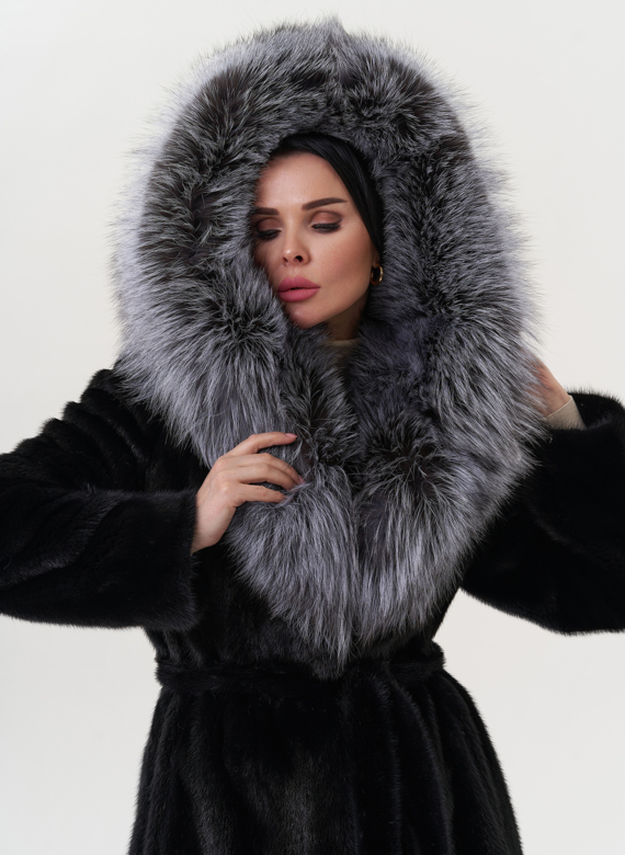 Норковая шуба черного цвета с капюшоном из чернобурки