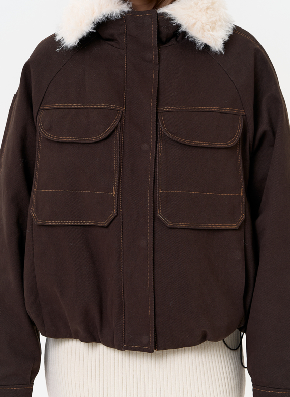 Укороченный пуховик с отделкой из эко меха