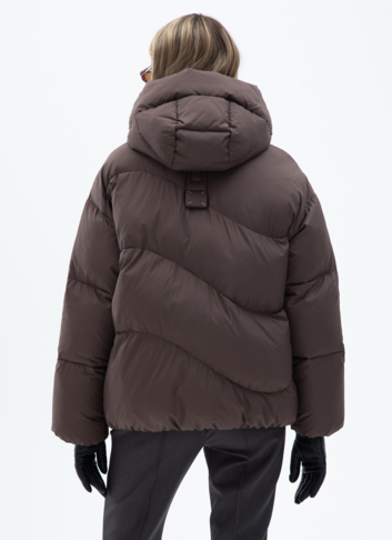 Женский пуховик коричневого цвета с капюшоном