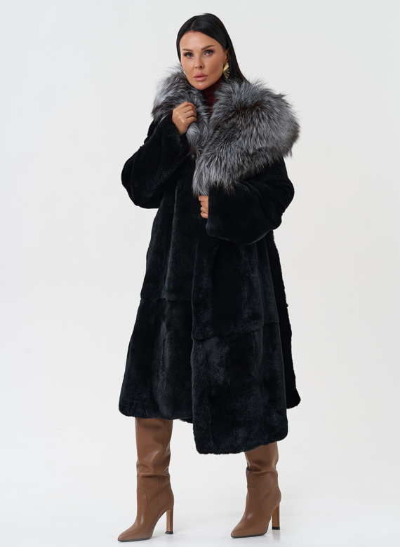 Шуба из меха кролика с капюшоном из чернобурки