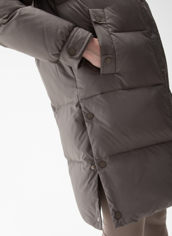 Женский пуховик с капюшоном из меха енота