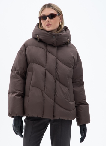 Женский пуховик коричневого цвета с капюшоном