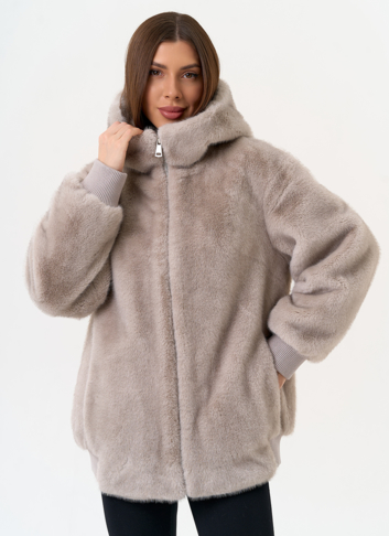 Женская куртка из эко меха с капюшоном Женская куртка из эко меха с капюшоном