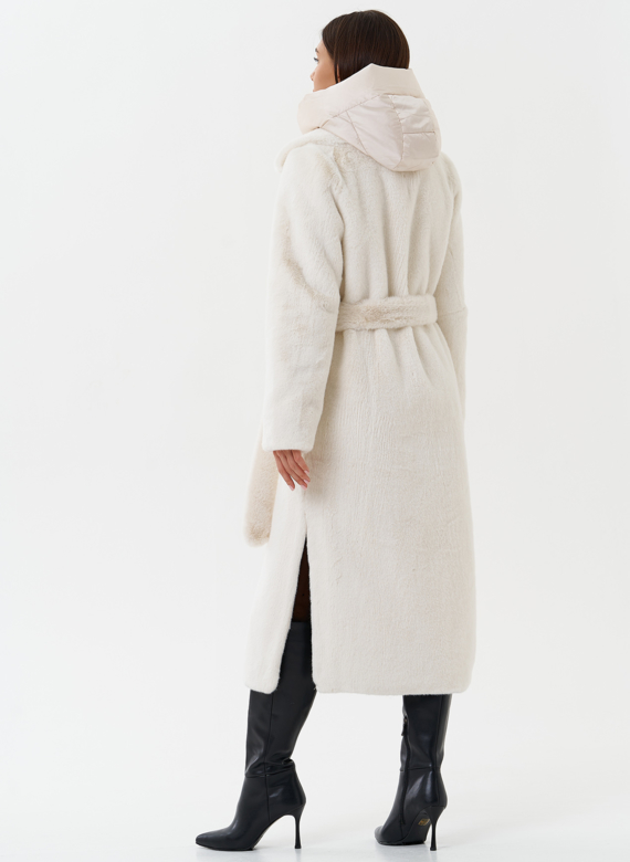 Женское пальто из эко меха с капюшоном