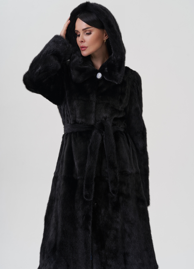 Шуба из норки черного цвета с капюшоном  модель № 26287 универмаг малина