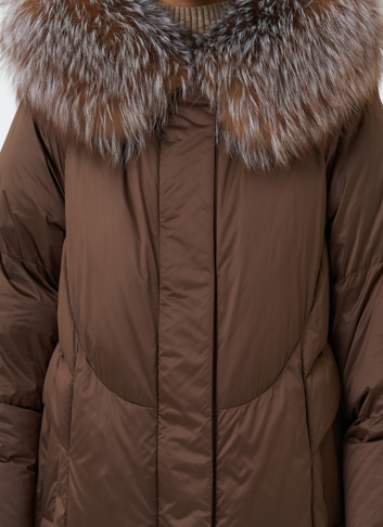 Женский пуховик с отделкой из меха лисы