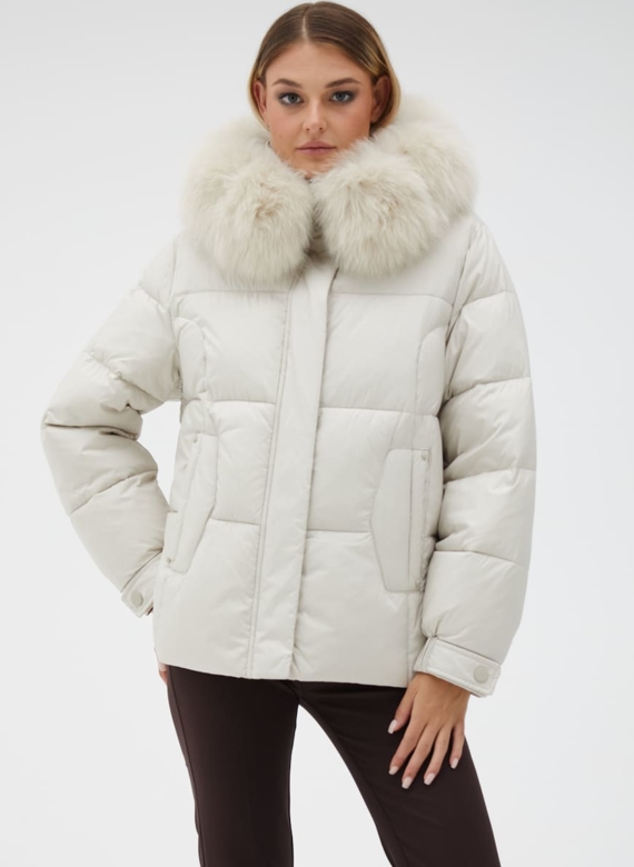 Короткий пуховик с капюшоном из меха песца