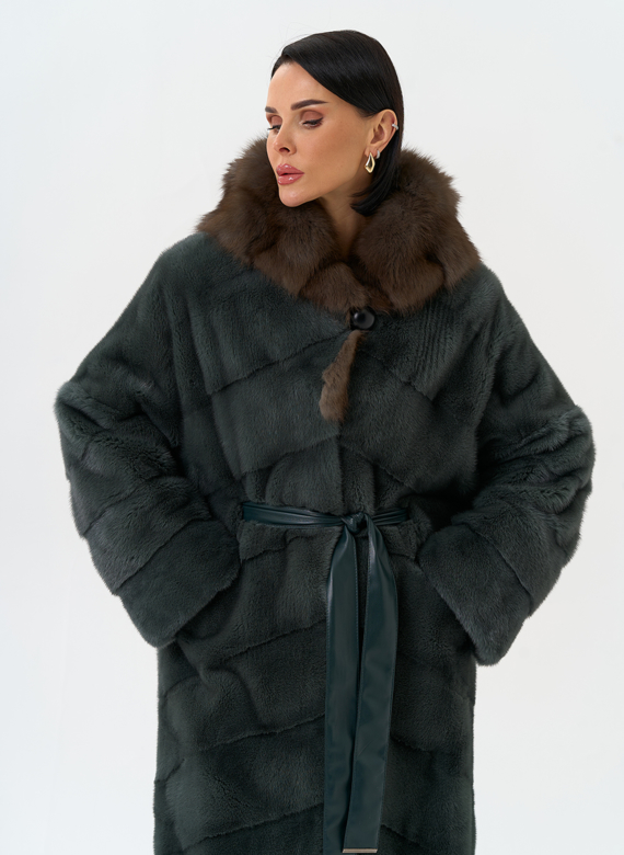 Шуба из меха норки с капюшоном из меха куницы