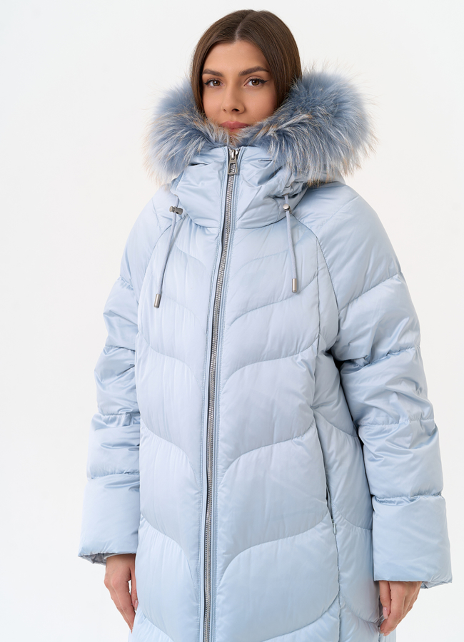 Женский пуховик голубого цвета с отделкой из меха лисы модель № 31696 универмаг малина