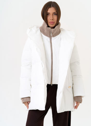 Женский пуховик белого цвета с капюшоном Женский пуховик белого цвета с капюшоном