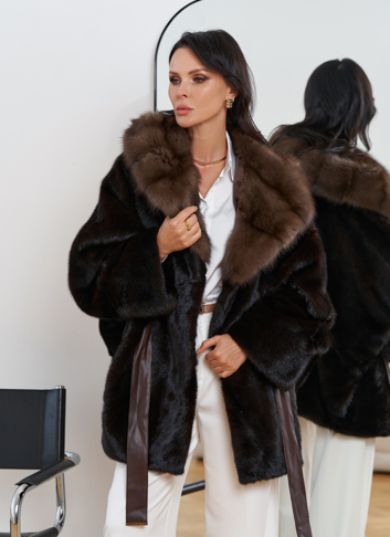Женская шуба из меха норки с капюшоном из меха куницы