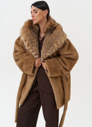 Женская шуба из меха норки с капюшоном из меха рыси