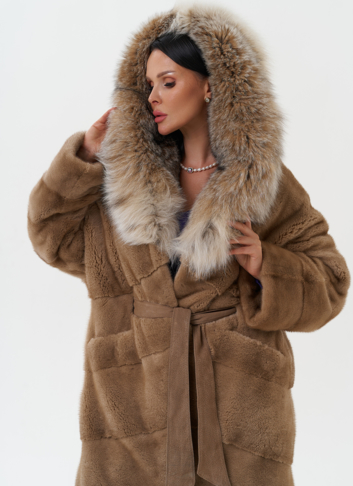 Длинная шуба из норки с капюшоном из рыси