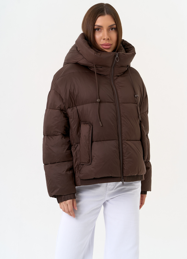 Женский короткий пуховик коричневого цвета модель № 31588 универмаг малина