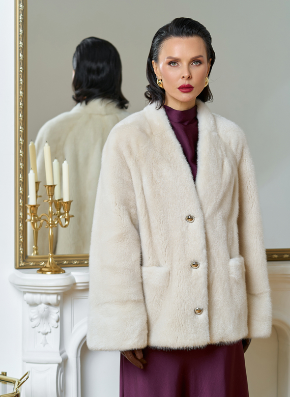 Укороченная шуба из меха норки с акцентными пуговицами Укороченная шуба из меха норки с акцентными пуговицами