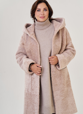 Шуба из овчины в бежевом цвете с капюшоном