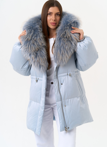 Женский пуховик голубого цвета с капюшоном из меха лисы