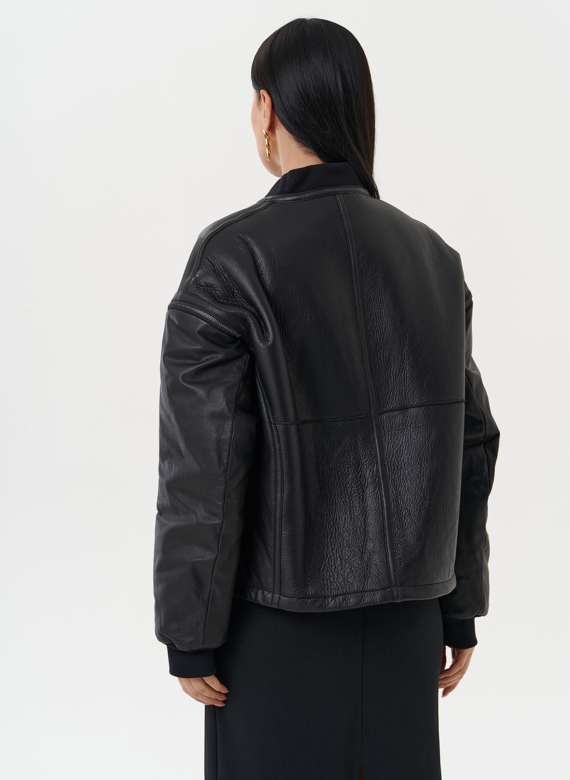 Кожаная дубленка с акцентными молниями