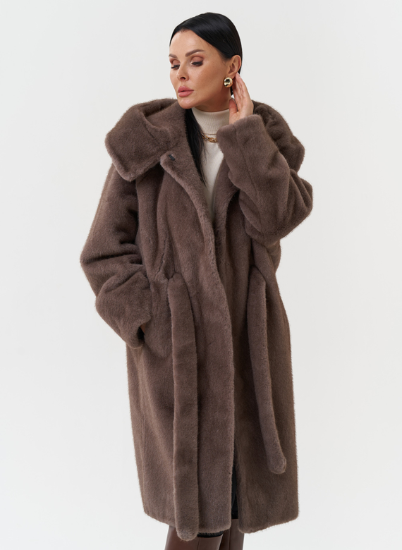 Пальто из эко меха с капюшоном