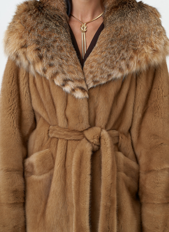 Женская шуба из меха норки с капюшоном из меха рыси