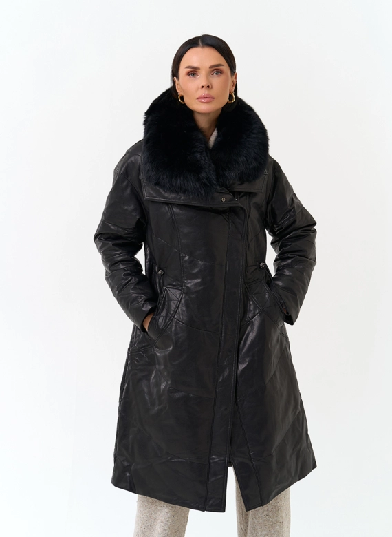 Женский кожаный пуховик с отделкой из меха лисы фото