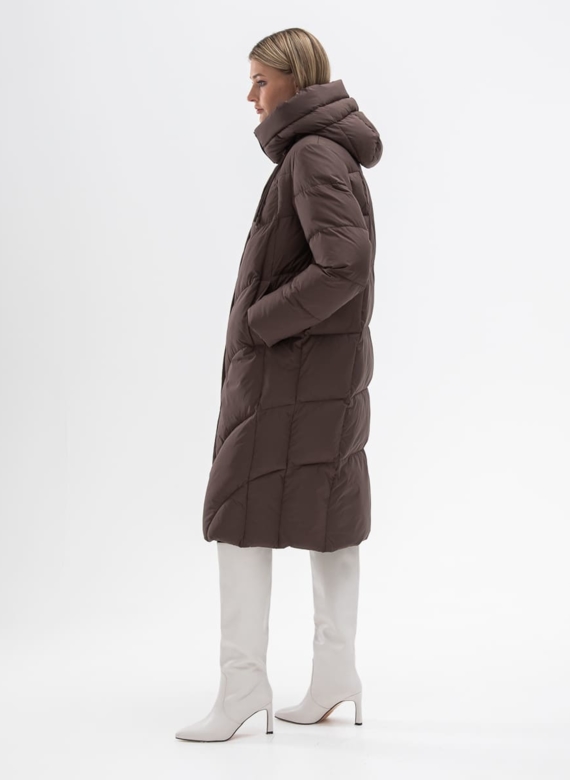 Женский пуховик коричневого цвета с капюшоном