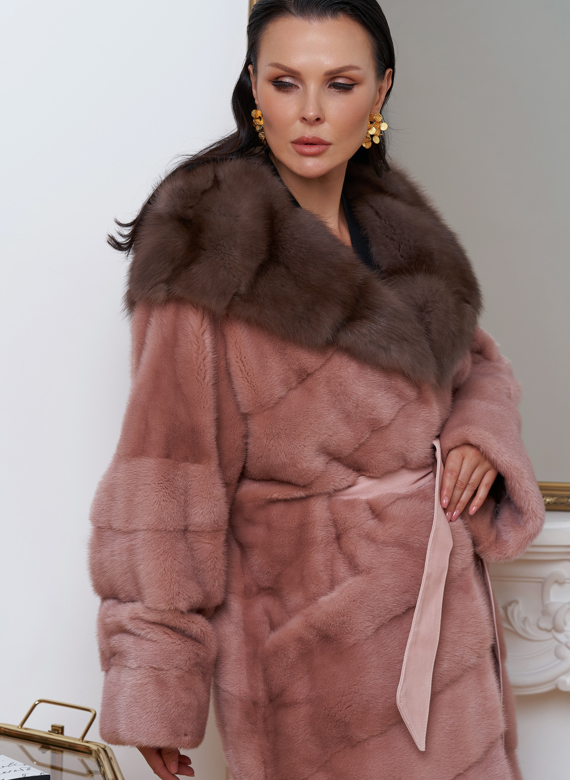 Норковая шуба розового цвета с капюшоном из меха куницы