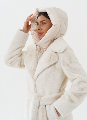 Женское пальто из эко меха с капюшоном