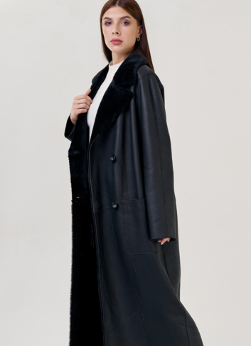 Женская дубленка черного цвета с английским воротником 